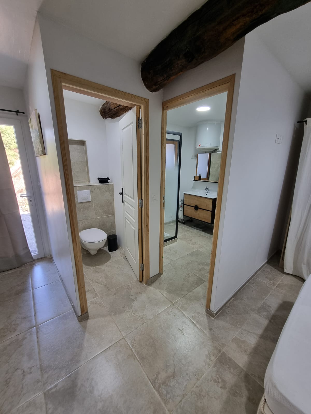 WC séparés et salle d'eau