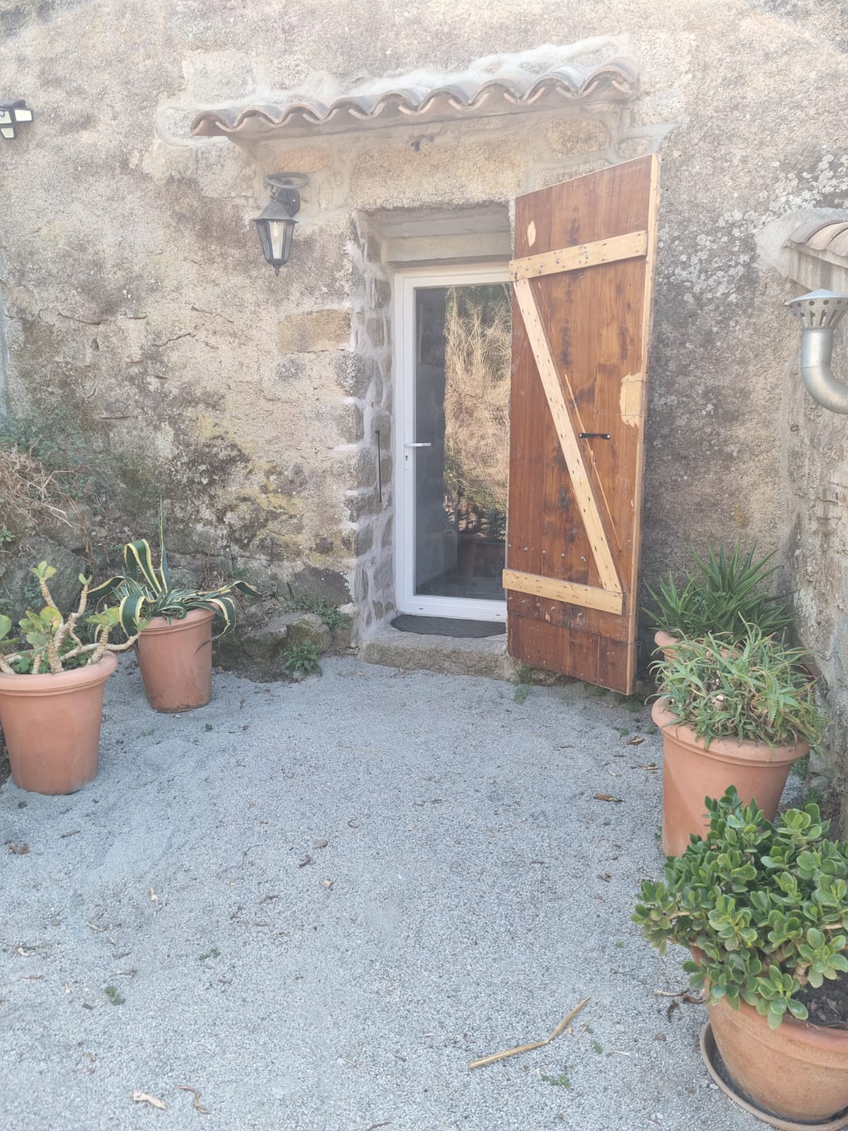 Entrée extérieure avec terrasse