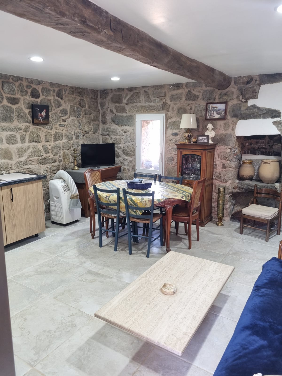 Pièce de vie avec cheminée en pierre