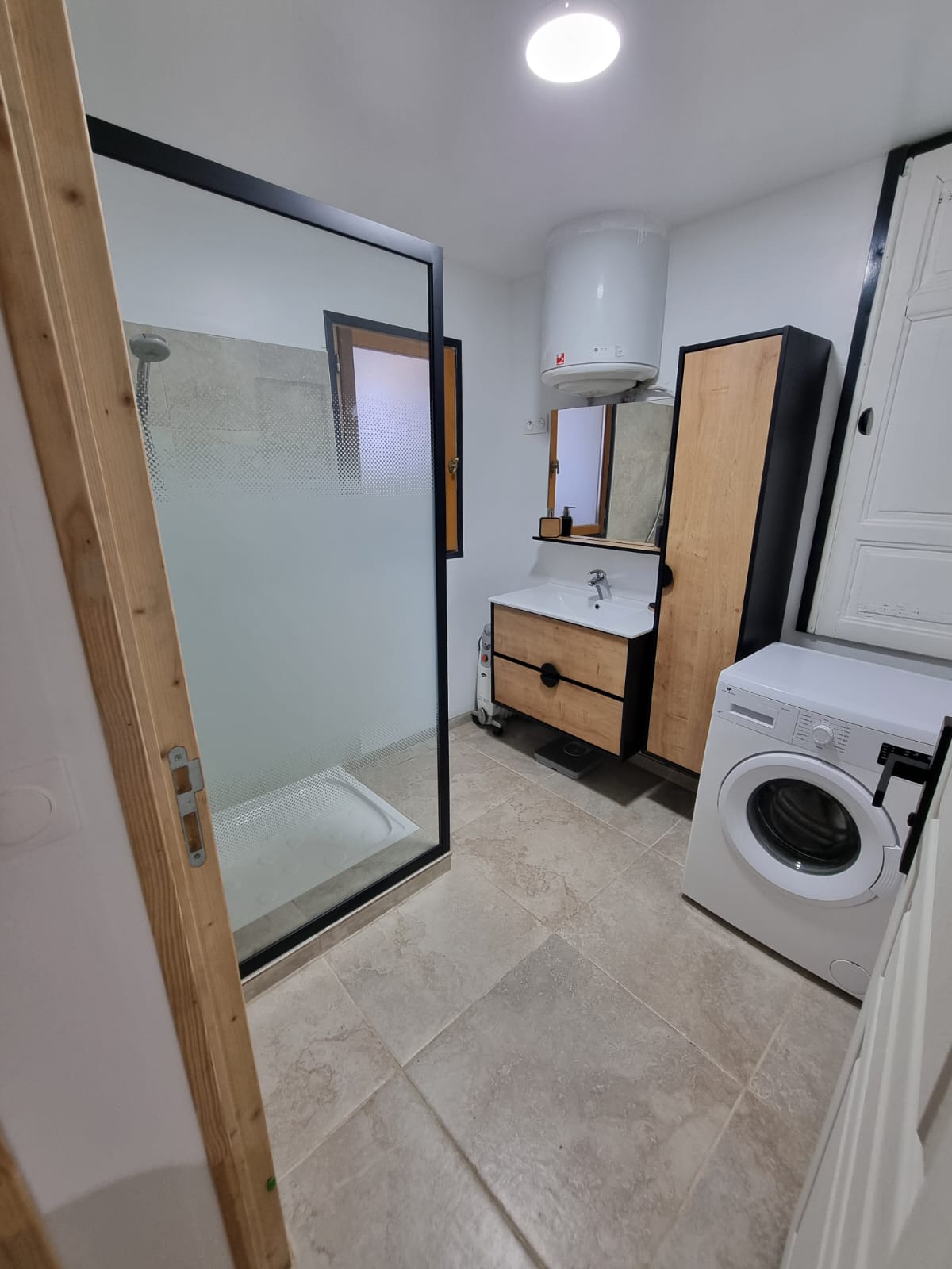 Salle de bain avec douche